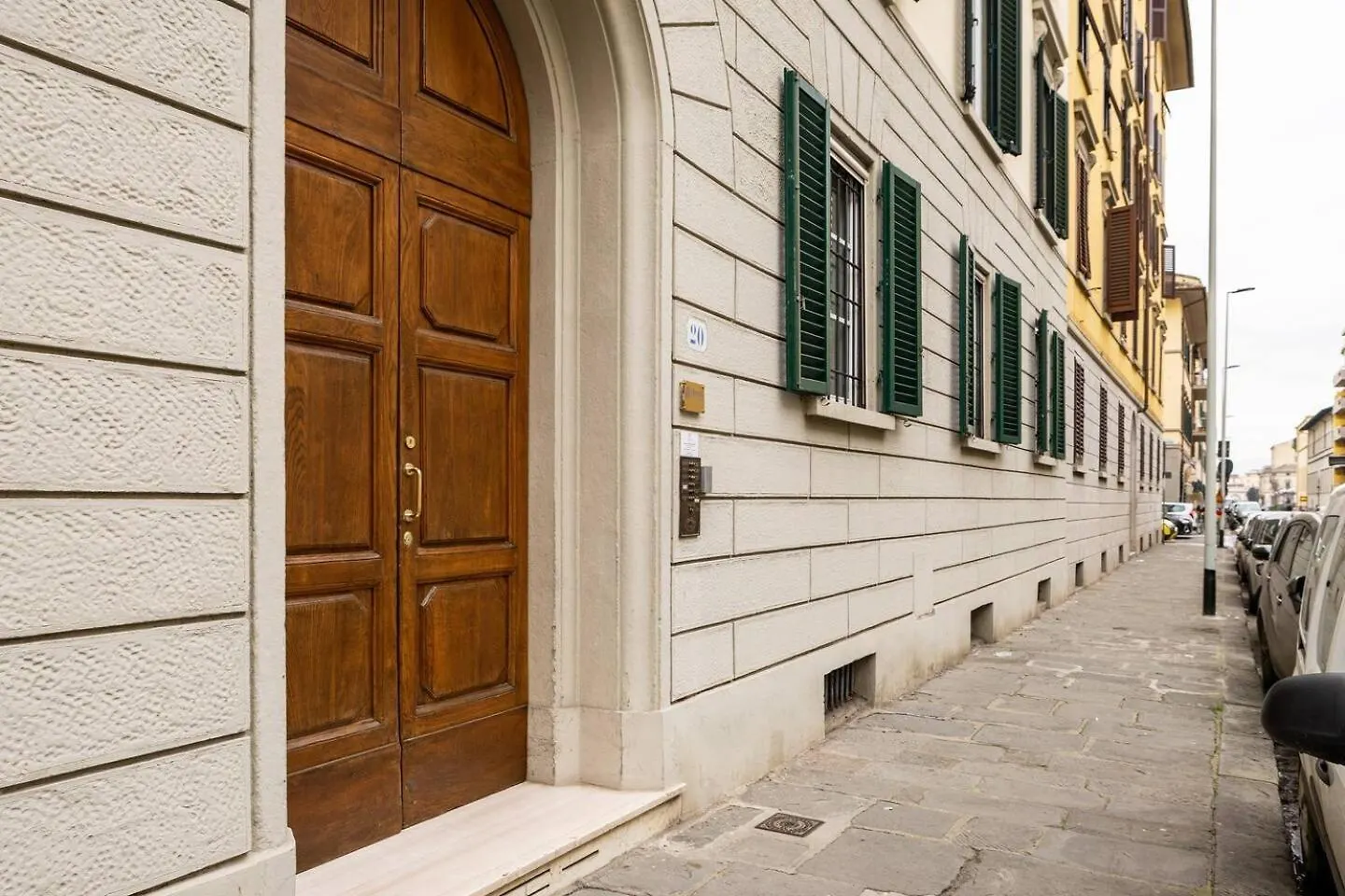 Apartment Comfy Unit Suitable For Work Street Level With Patio Florence
