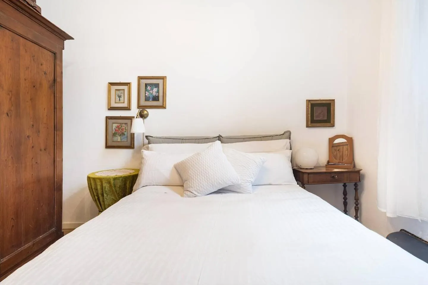 Comfy Unit Suitable For Work Street Level With Patio Florence Apartment