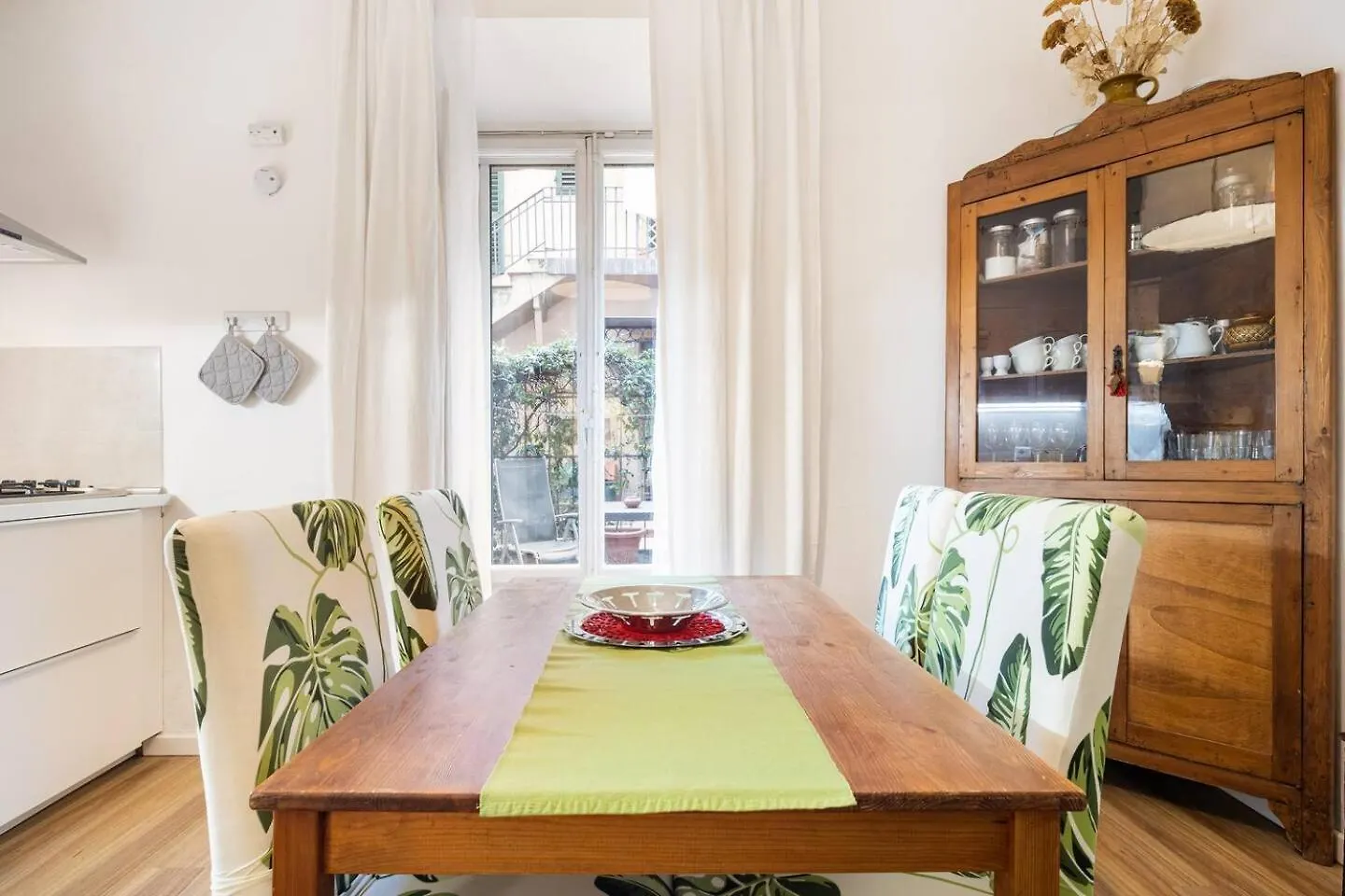 Comfy Unit Suitable For Work Street Level With Patio Florence
