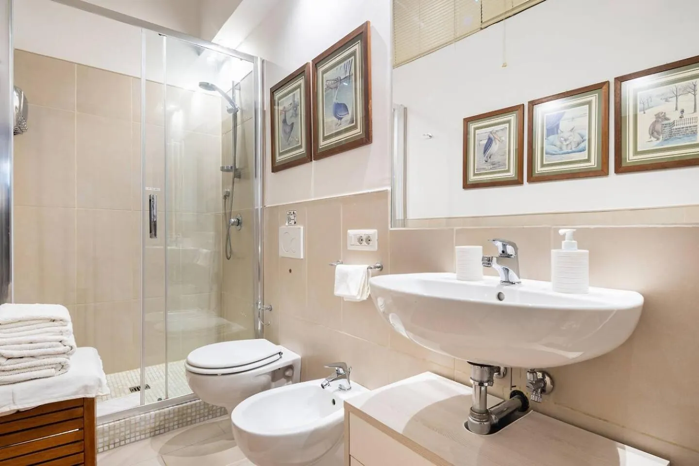 Comfy Unit Suitable For Work Street Level With Patio Florence Apartment