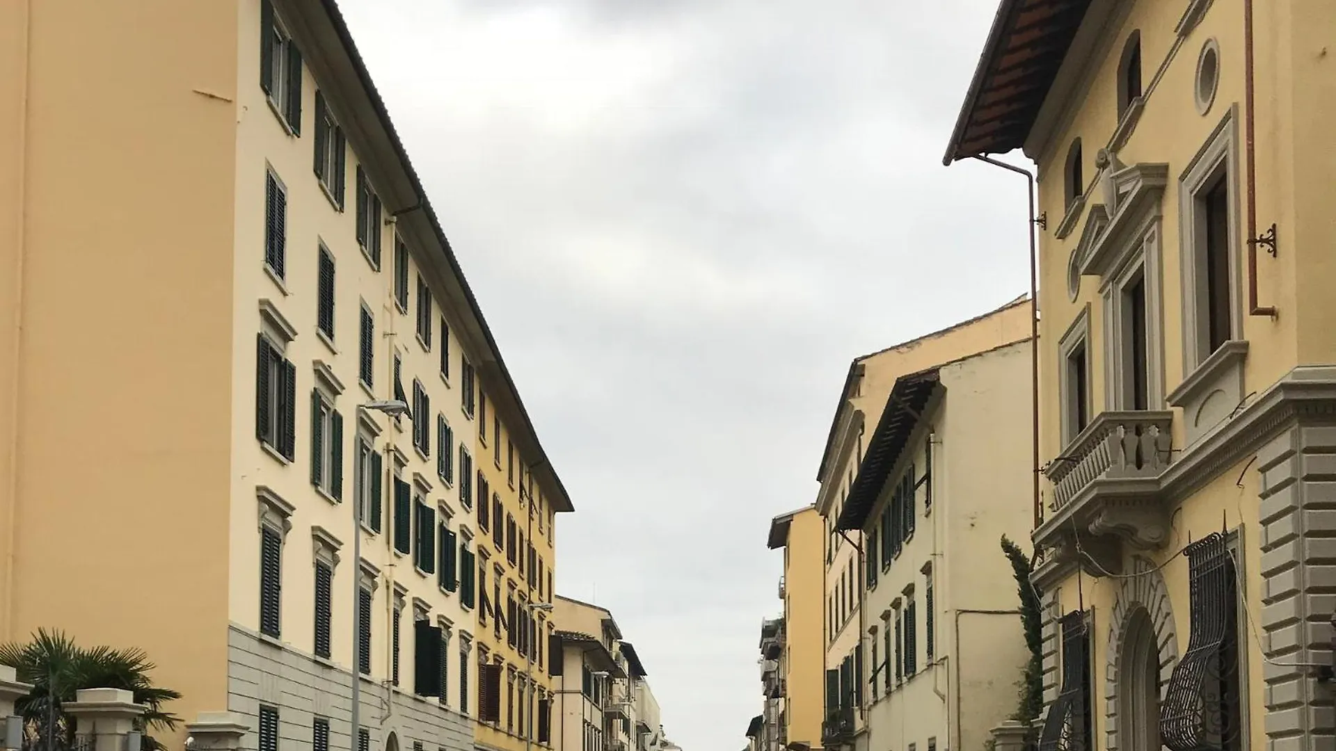 Apartment Comfy Unit Suitable For Work Street Level With Patio Florence